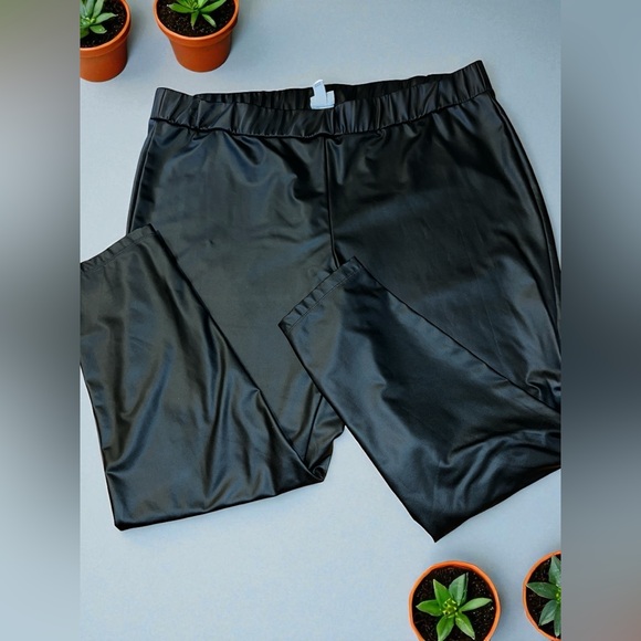 Ava & Viv Black Faux Leather Straight Leg Pants
Plus Size 3X - Picture 1 of 4